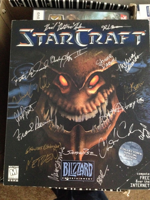 Exemplaire dédicacé du 1er StarCraft.